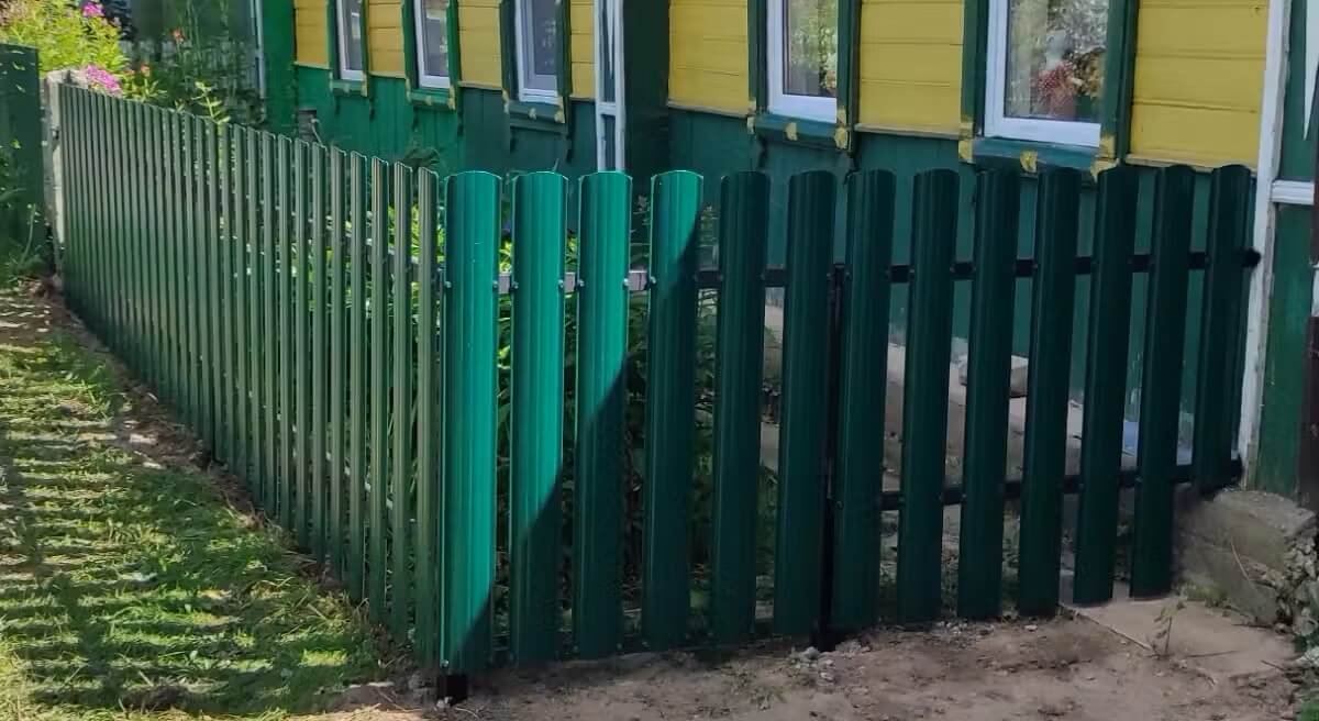 Заборчик из Евроштакетника 8м RAL6005/6005 Зеленый Мох двусторонний в Сыктывкаре