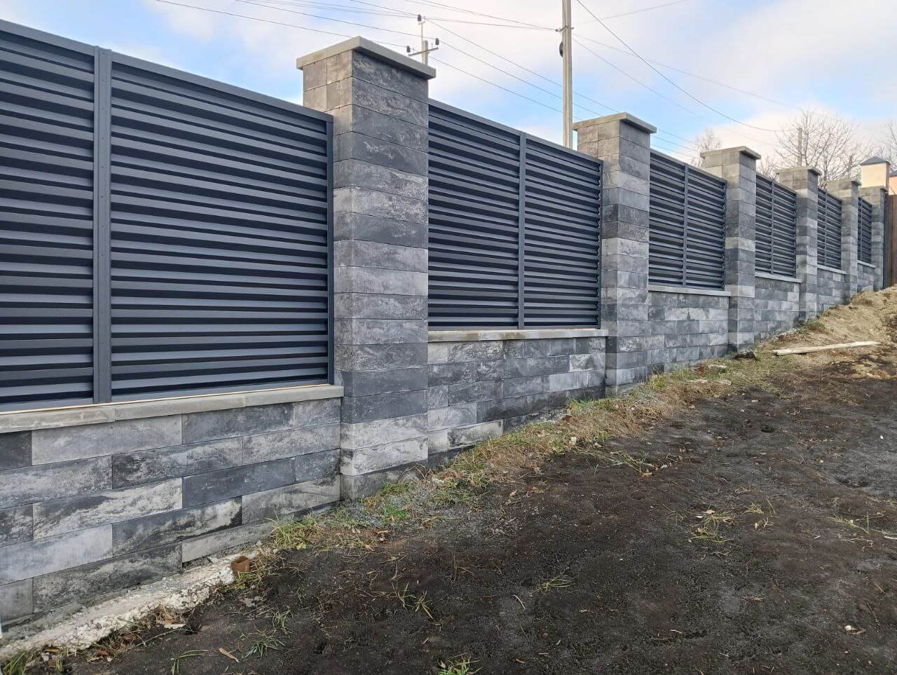 Забор-жалюзи из ламелей Елочка 72м RAL7024/7024 Серый Графит двусторонний МАТТЕ фото 4 в Сыктывкаре