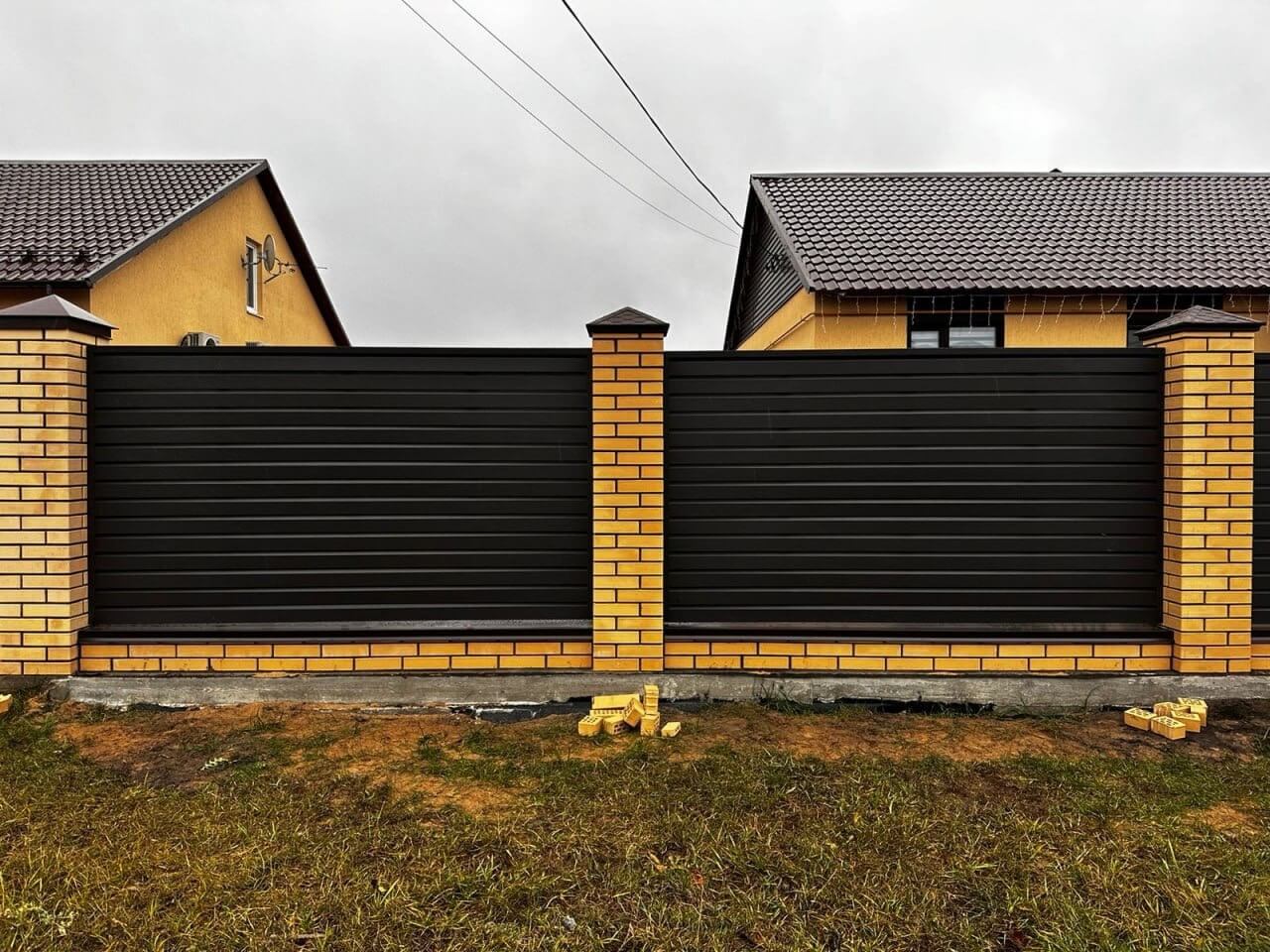Забор из ламелей Хай-Тек 32м RAL8019/8019 Темный Шоколад двусторонний МАТТЕ фото 1 в Сыктывкаре