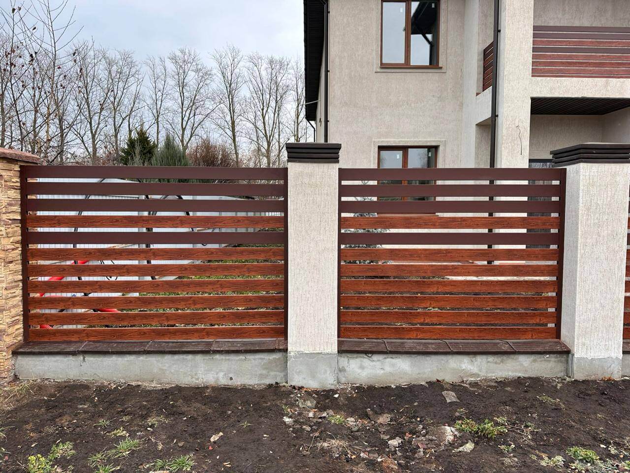 Забор-ранчо из металлопланкена 10м RAL8017 Шоколад МАТТЕ + Темное Дерево (Printech) фото 4 в Сыктывкаре