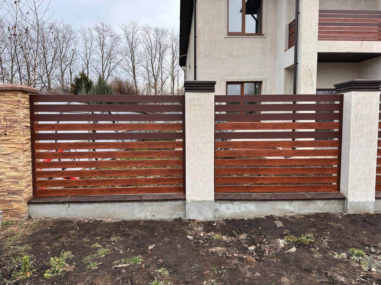 Забор-ранчо из металлопланкена 10м RAL8017 Шоколад МАТТЕ + Темное Дерево (Printech) фото 2 в Сыктывкаре