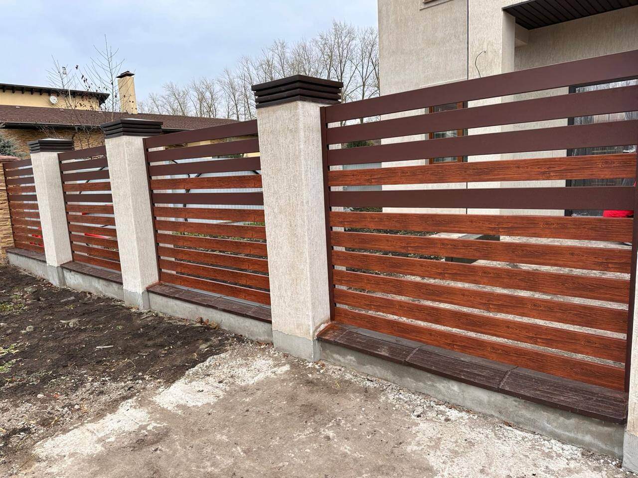 Забор-ранчо из металлопланкена 10м RAL8017 Шоколад МАТТЕ + Темное Дерево (Printech) в Сыктывкаре