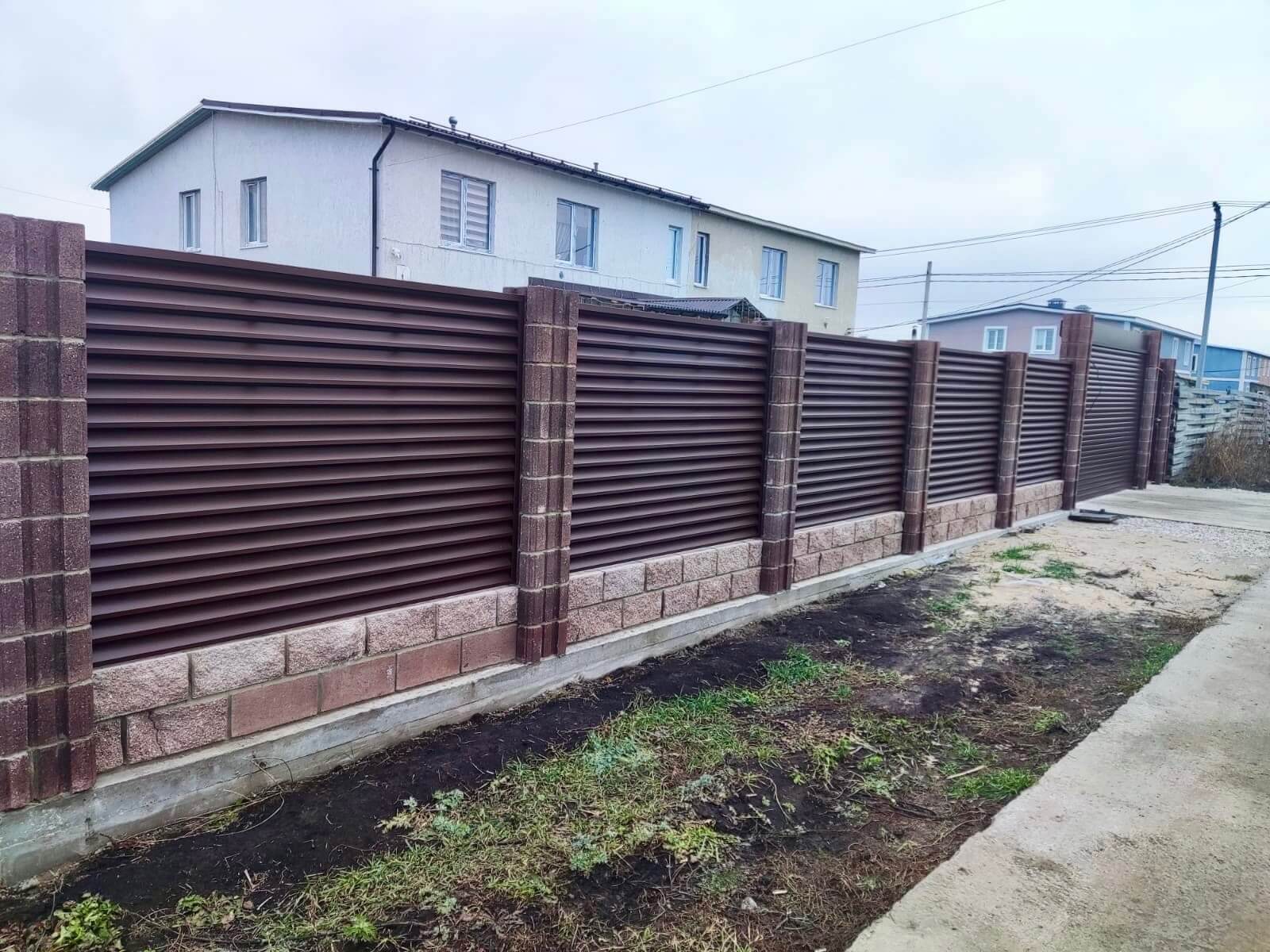 Забор-жалюзи из ламелей ЭКО-Z 13м RAL8019/8019 Темный Шоколад двусторонний МАТТЕ фото 1 в Сыктывкаре