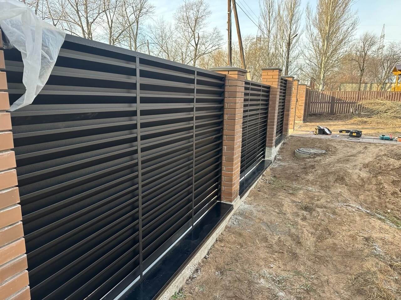 Забор-жалюзи из ламелей Хай-Тек 16м RAL9005/9005 Черный двусторонний МАТТЕ фото 1 в Сыктывкаре