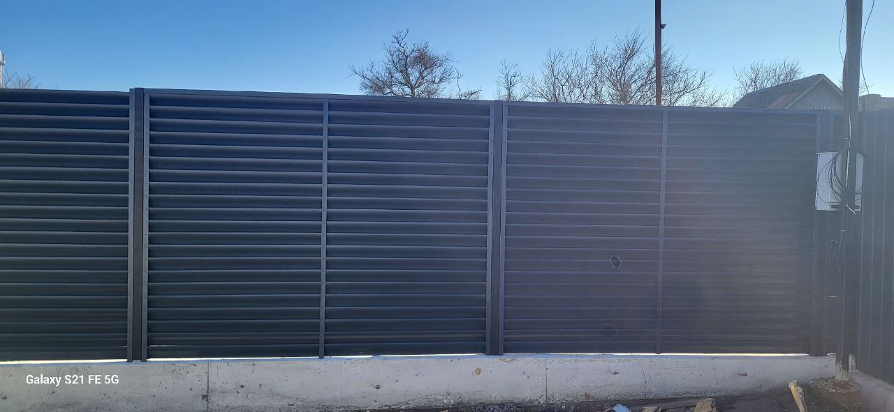 Забор из ламелей еврожалюзи 30м RAL7024/7024 Серый Графит двусторонний фото 6 в Сыктывкаре