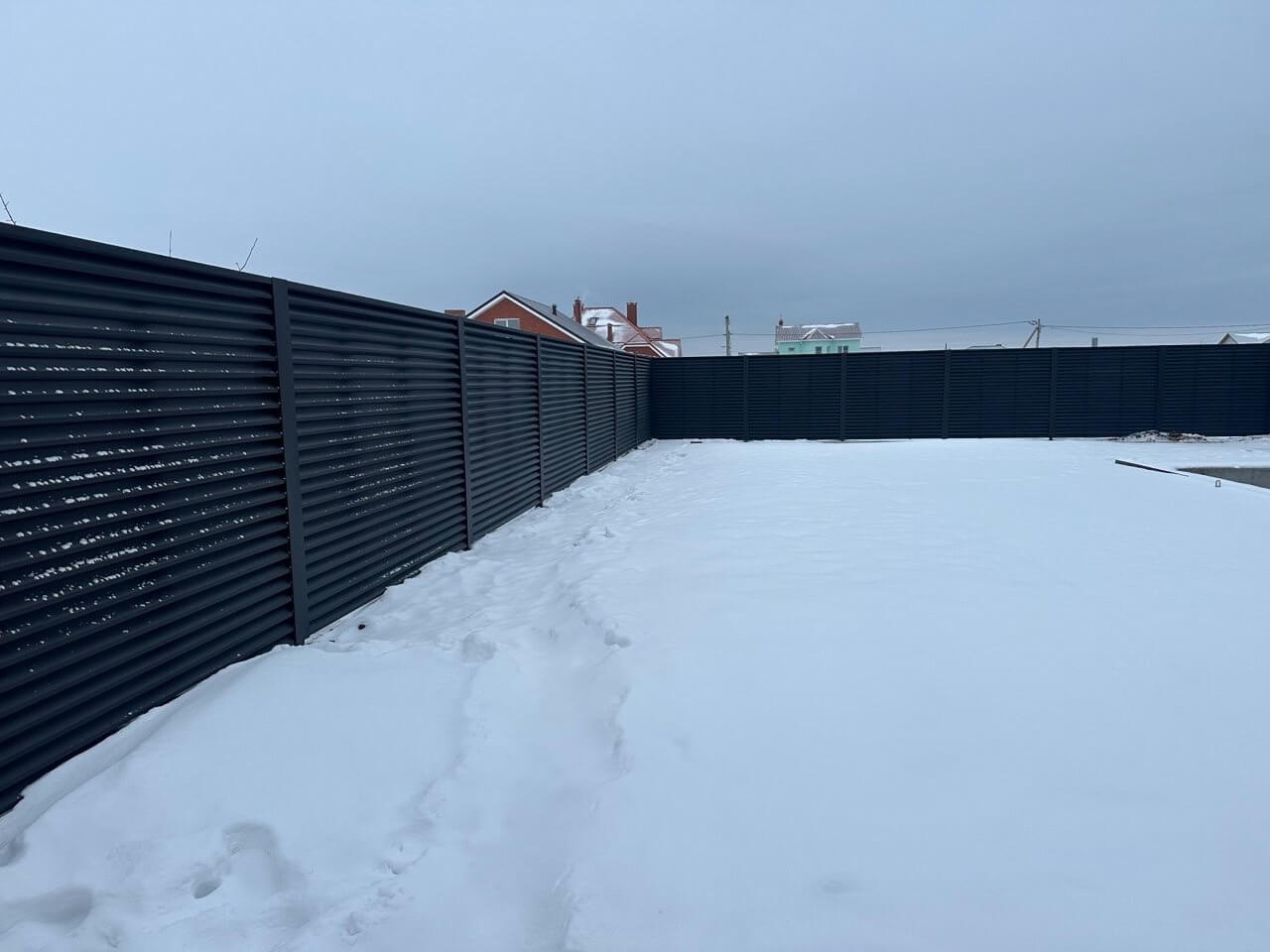 Забор-жалюзи из ламелей ЭКО-Z 130м RAL9005 Черный МАТТЕ фото 3 в Сыктывкаре