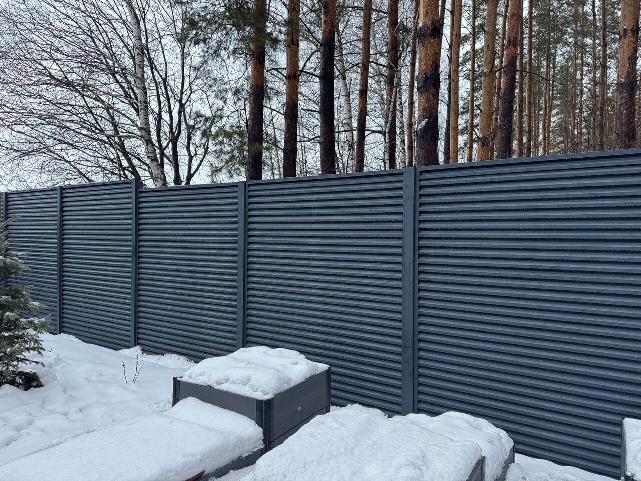 Забор-жалюзи из ламелей ЭКО-Z-US 54м RAL7024/7024 Серый Графит двусторонний МАТТЕ фото 3 в Сыктывкаре