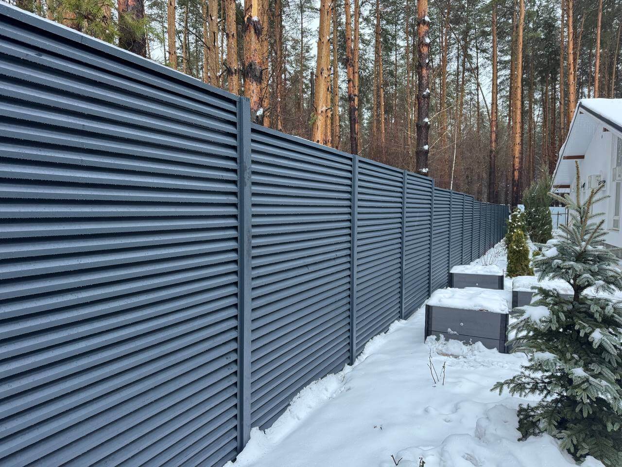 Забор-жалюзи из ламелей ЭКО-Z-US 54м RAL7024/7024 Серый Графит двусторонний МАТТЕ в Сыктывкаре