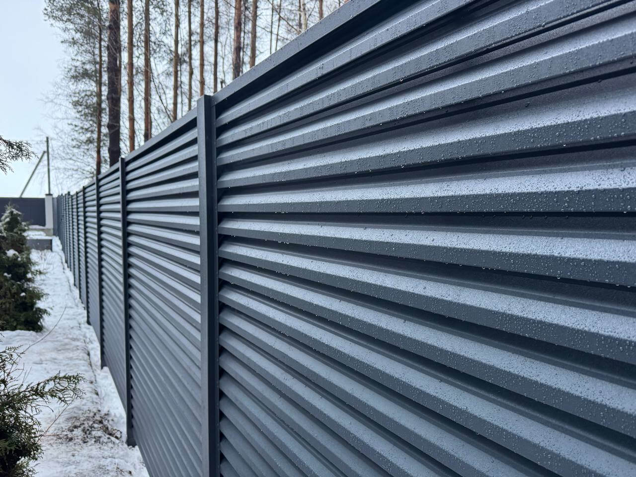 Забор-жалюзи из ламелей ЭКО-Z-US 54м RAL7024/7024 Серый Графит двусторонний МАТТЕ фото 2 в Сыктывкаре