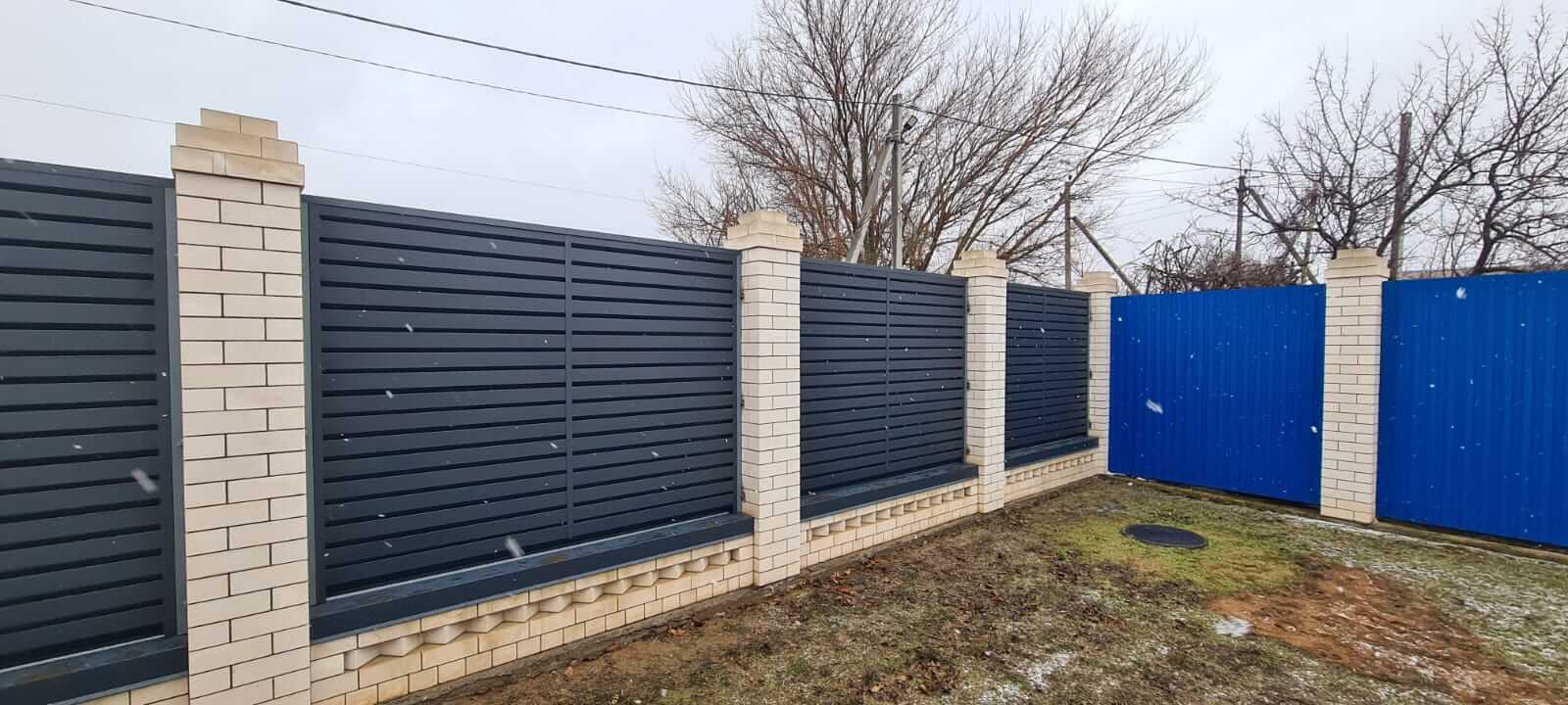 Забор-жалюзи из ламелей Хай-Тек 23м RAL7024/7024 Серый Графит двусторонний МАТТЕ фото 6 в Сыктывкаре