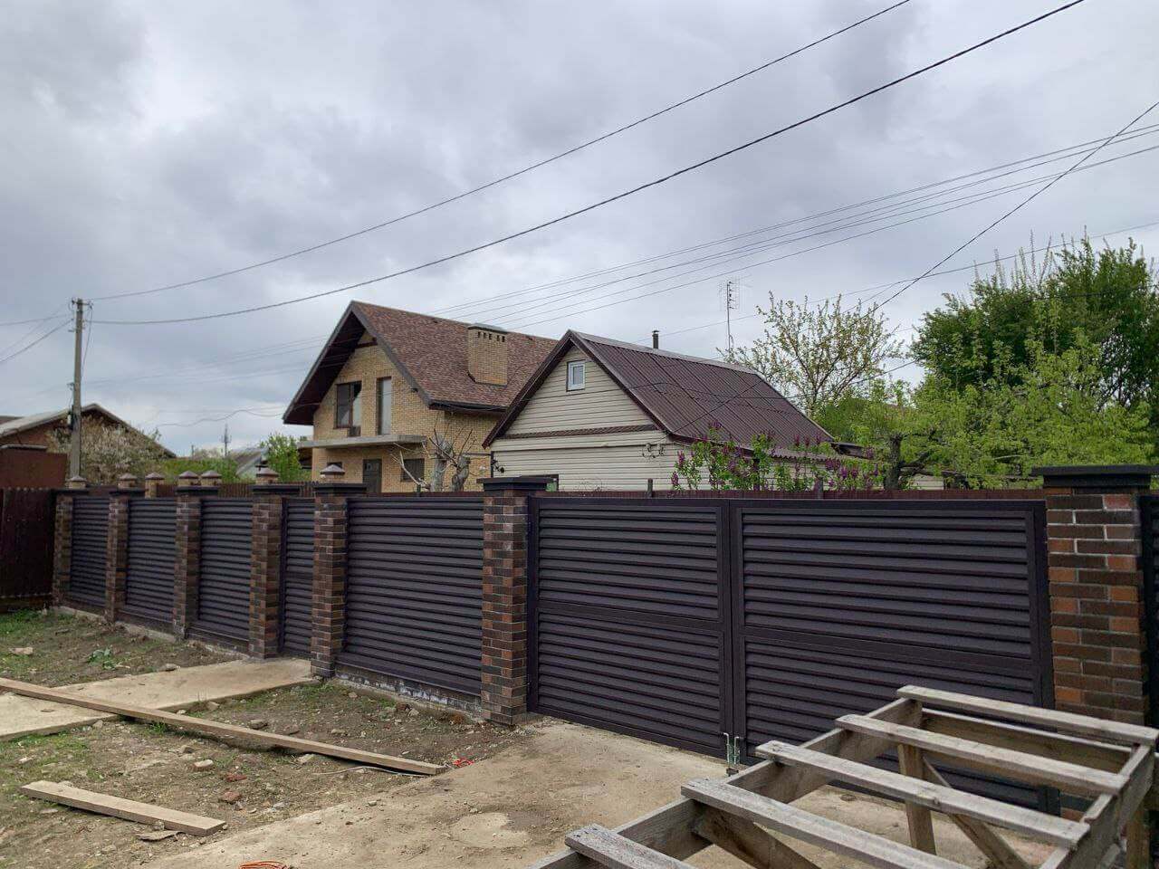 Забор-жалюзи из ламелей Реснички 24м RAL8019/8019 Темный Шоколад двусторонний МАТТЕ фото 2 в Сыктывкаре