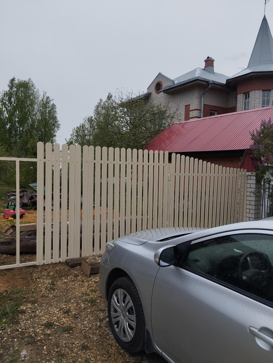 Забор из евроштакетника 9м RAL1015/1015 Слоновая Кость двусторонний фото 1 в Сыктывкаре