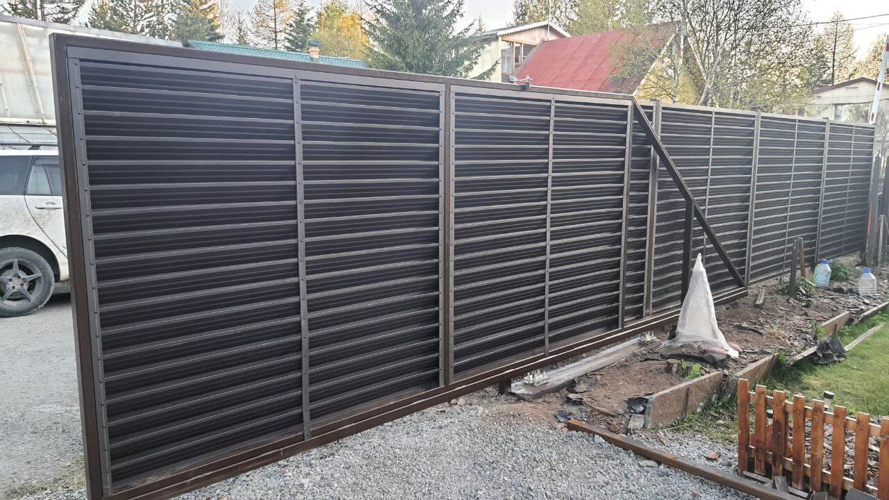Забор-жалюзи из ламелей ЭКО-Z-US 12м RAL8019/8019 Темный Шоколад двусторонний МАТТЕ фото 1 в Сыктывкаре
