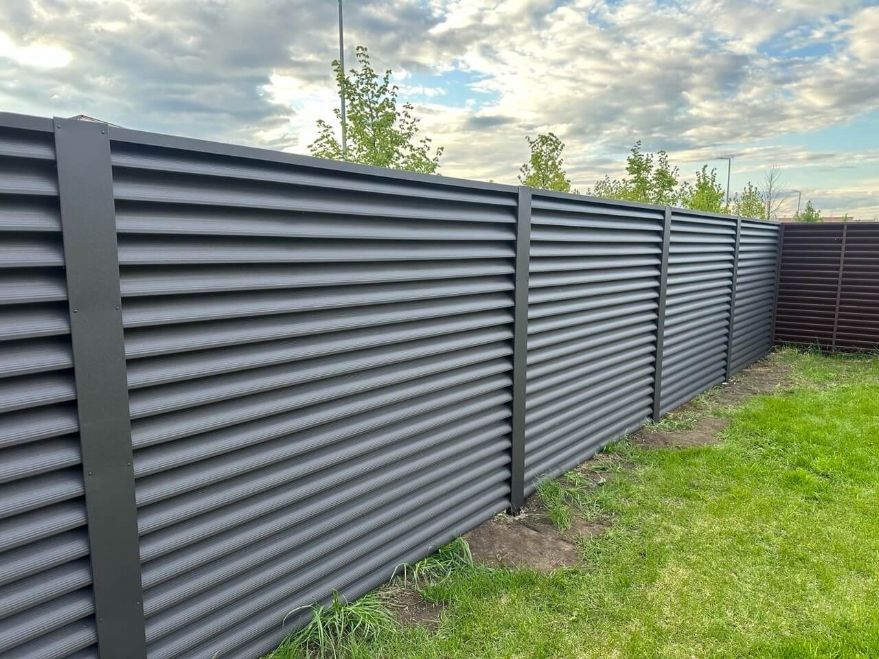 Забор из ламелей еврожалюзи 43м RAL8019/8019 Темный Шоколад двусторонний МАТТЕ фото 1 в Сыктывкаре