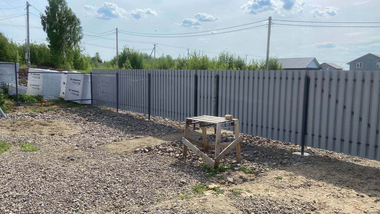 Забор из евроштакетника 16м RAL7024 Серый Графит фото 1 в Сыктывкаре