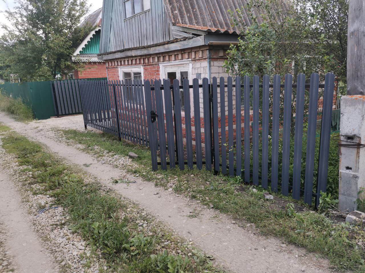 Забор из евроштакетника 7м RAL7024/7024 Серый Графит двусторонний фото 3 в Сыктывкаре
