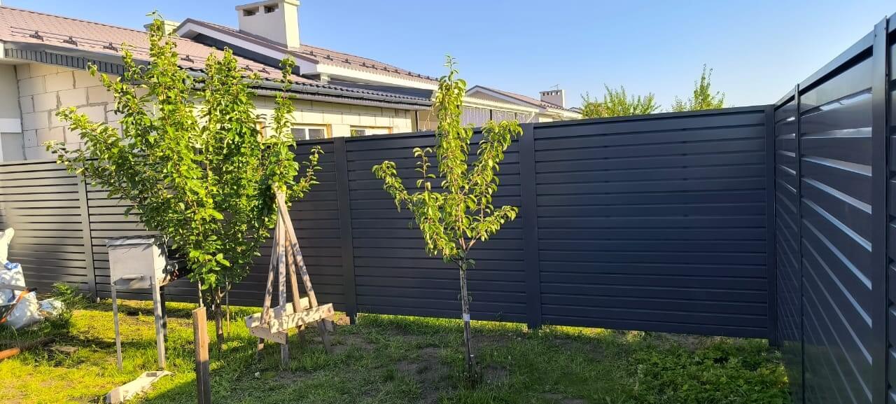 Забор-жалюзи из ламелей Хай-Тек 62м RAL7024/7024 Серый Графит двусторонний фото 4 в Сыктывкаре