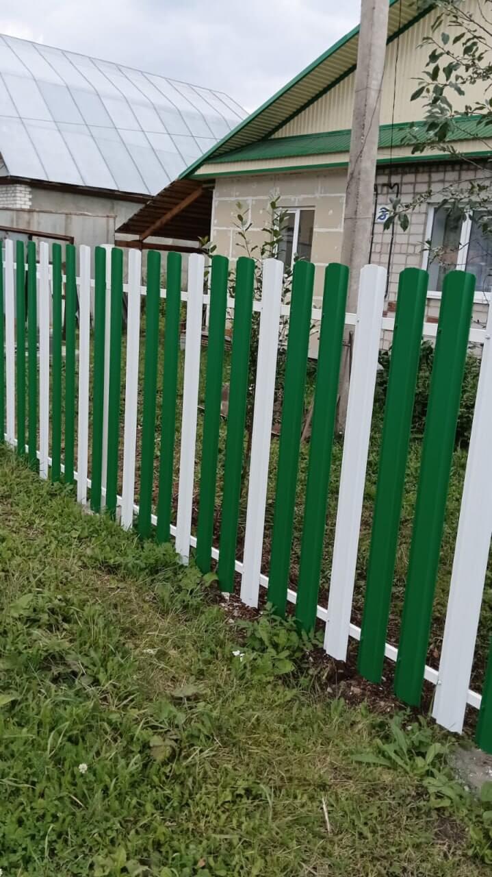 Забор из евроштакетника 10м RAL9003 Белый, RAL6029 Зеленая Мята фото 2 в Сыктывкаре