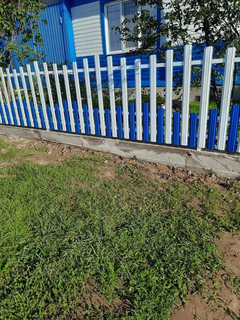 Забор из евроштакетника 14м RAL9003 Белый, RAL5005 Синий Сигнал фото 1 в Сыктывкаре