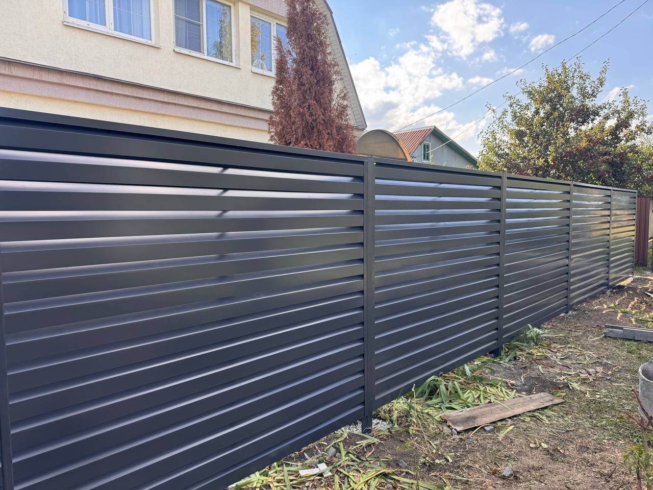Забор-жалюзи из ламелей Хай-Тек 26м RAL7024/7024 Серый Графит двусторонний в Сыктывкаре