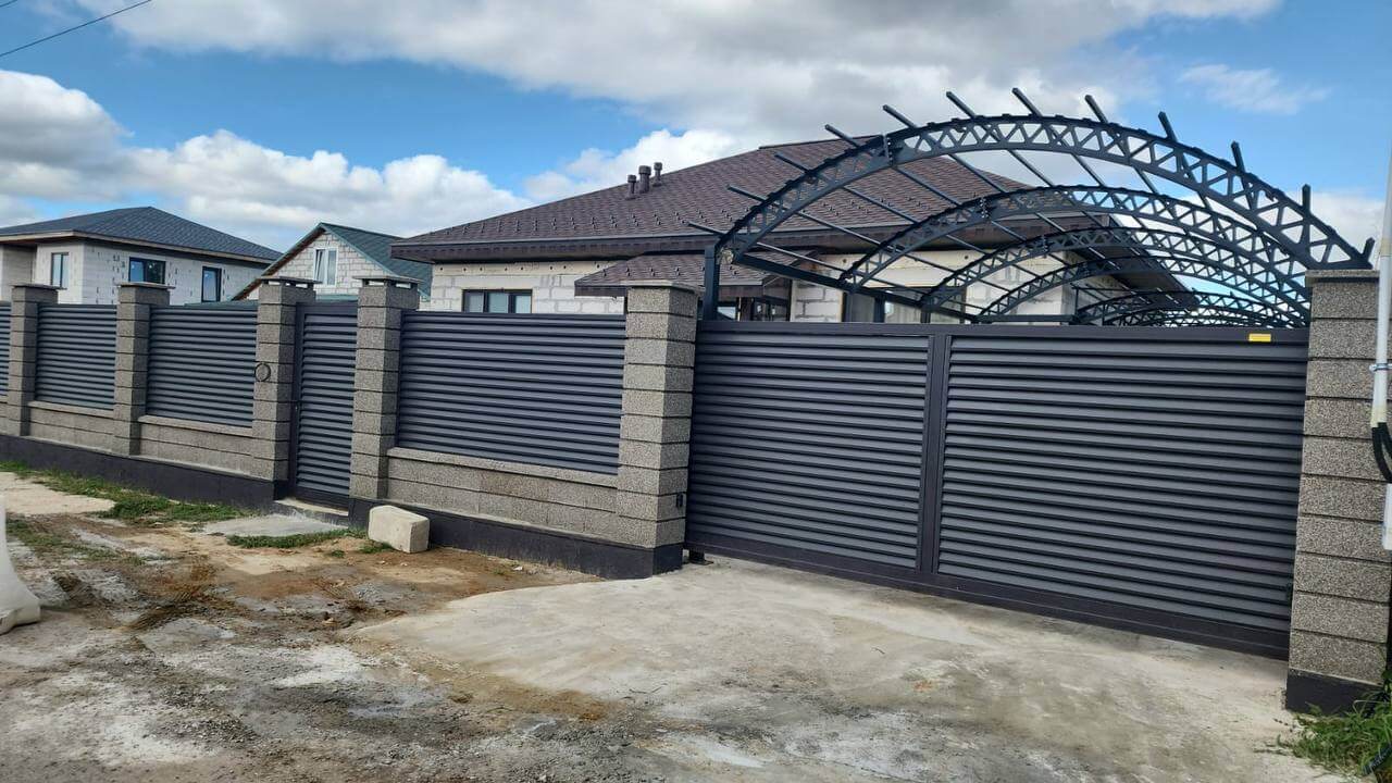 Забор-жалюзи из ламелей Реснички 27м RAL8019/8019 Темный Шоколад двусторонний МАТТЕ фото 2 в Сыктывкаре