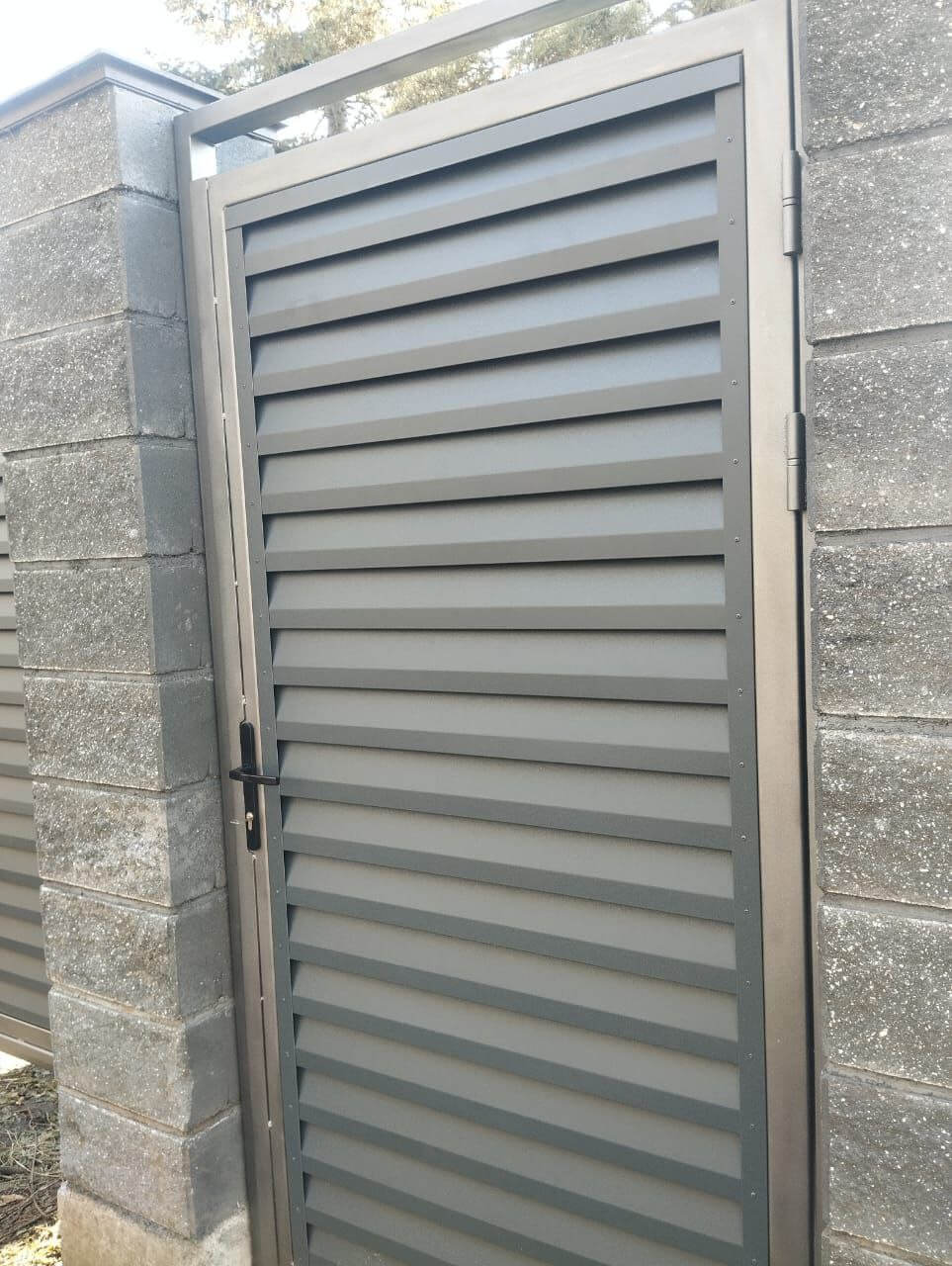 Откатные ворота с калиткой из ламелей Реснички RAL7024/7024 Серый Графит двусторонний МАТТЕ фото 2 в Сыктывкаре