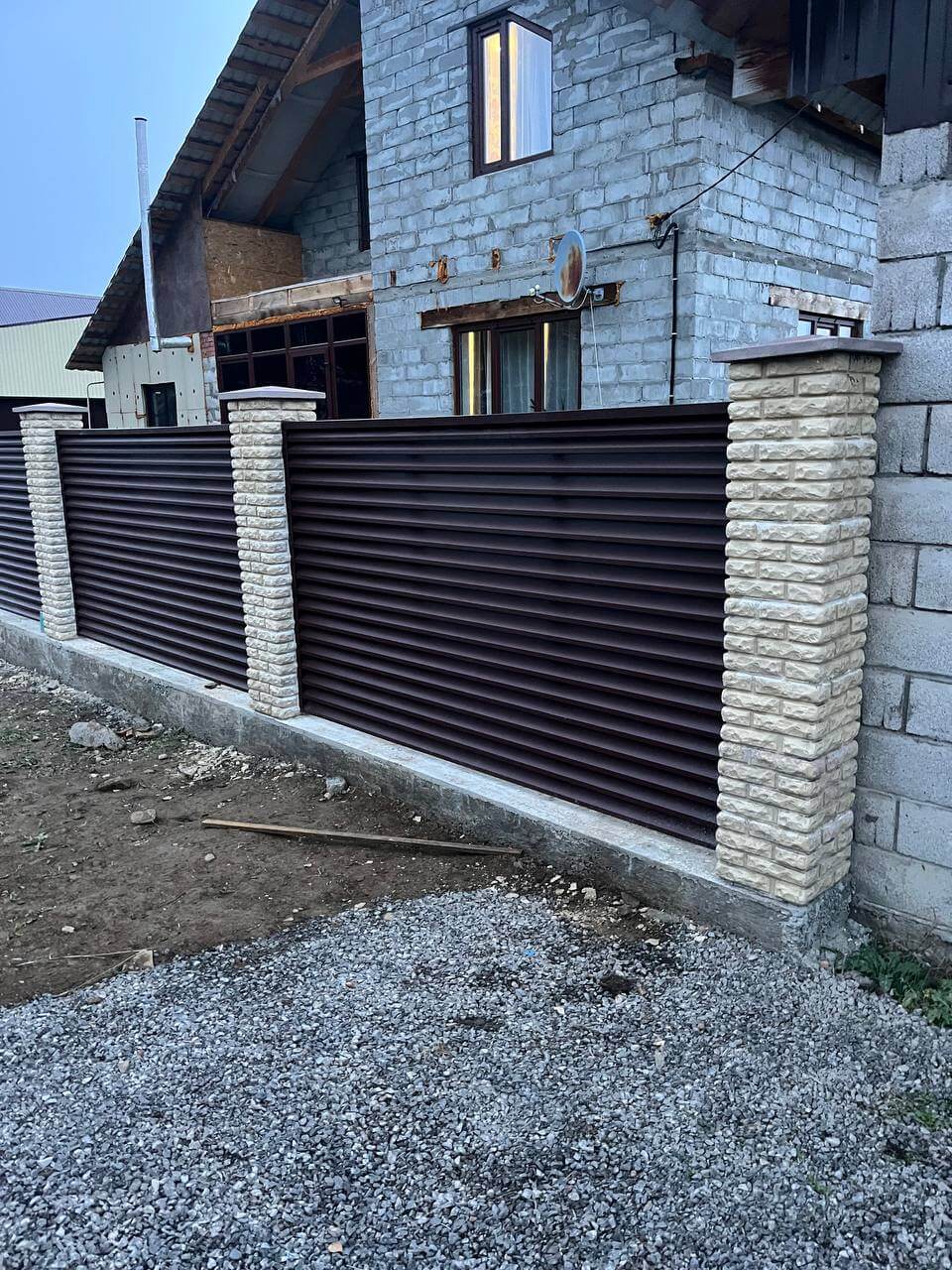 Забор-жалюзи из ламелей ЭКО-Z 18м RAL8017/8017 Шоколад двусторонний фото 2 в Сыктывкаре