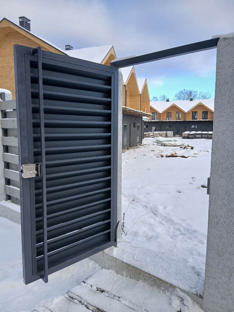 Входная группа из ламелей Хай-Тек RAL7024/7024 Серый Графит двусторонний МАТТЕ фото 21 в Сыктывкаре
