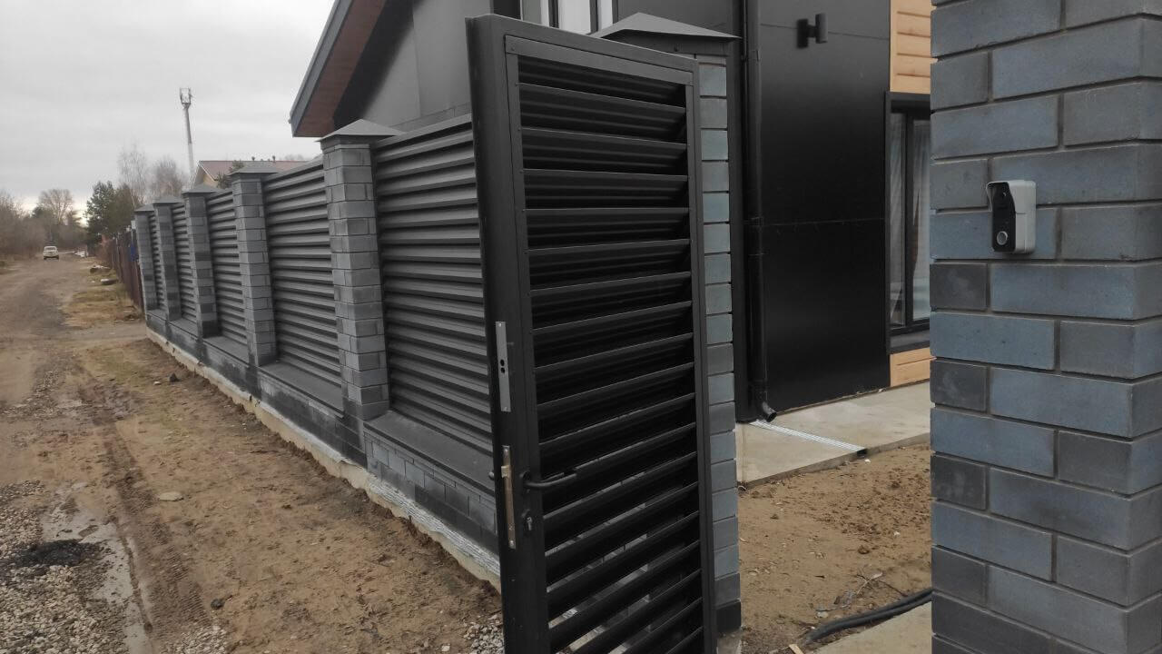 Забор-жалюзи из ламелей ЭКО-Z 17м RAL9005/9005 Черный МАТТЕ фото 1 в Сыктывкаре