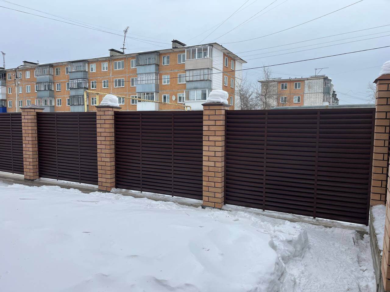 Забор-жалюзи из ламелей ЭКО-Z 87м RAL8017/8017 Шоколад двусторонний МАТТЕ фото 17 в Сыктывкаре