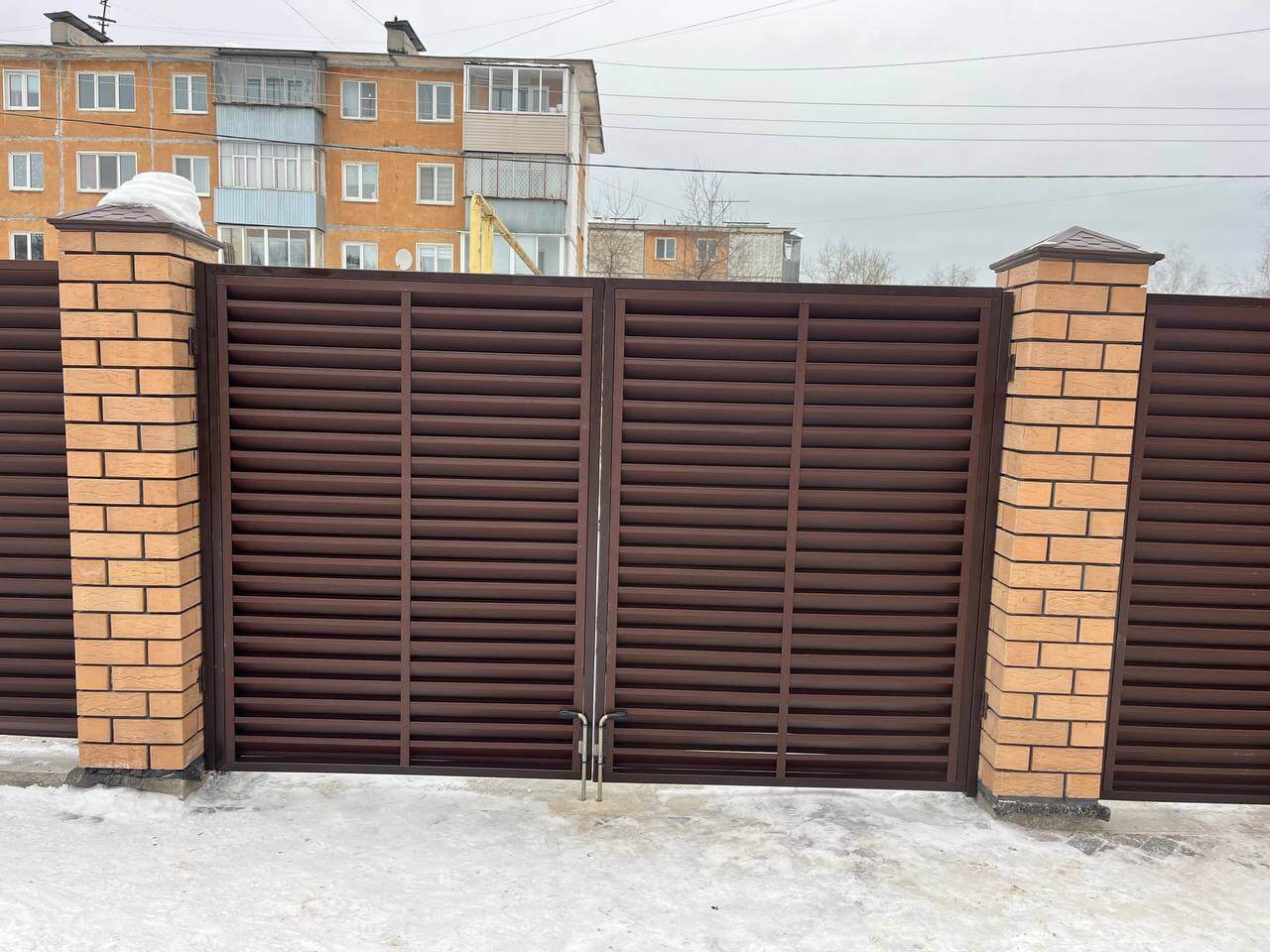Забор-жалюзи из ламелей ЭКО-Z 87м RAL8017/8017 Шоколад двусторонний МАТТЕ фото 9 в Сыктывкаре