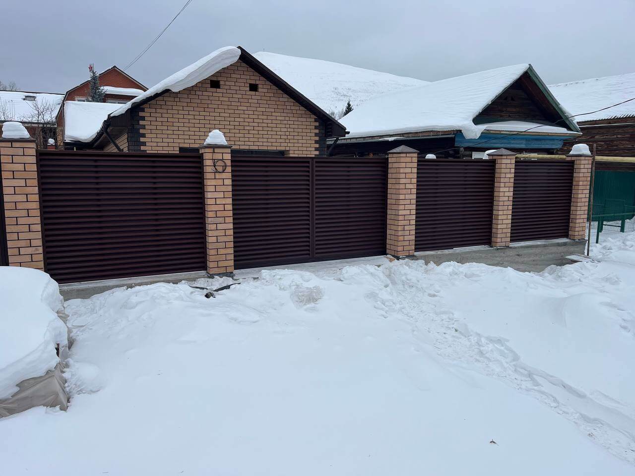 Забор-жалюзи из ламелей ЭКО-Z 87м RAL8017/8017 Шоколад двусторонний МАТТЕ фото 3 в Сыктывкаре