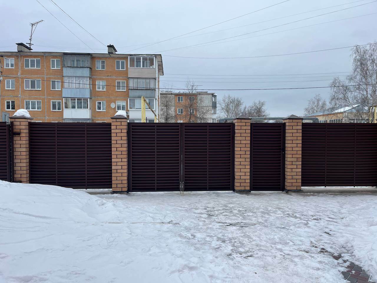 Забор-жалюзи из ламелей ЭКО-Z 87м RAL8017/8017 Шоколад двусторонний МАТТЕ фото 1 в Сыктывкаре