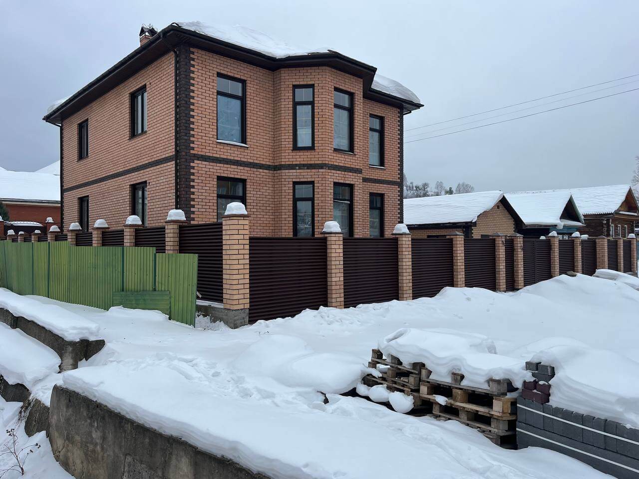 Забор-жалюзи из ламелей ЭКО-Z 87м RAL8017/8017 Шоколад двусторонний МАТТЕ фото 12 в Сыктывкаре