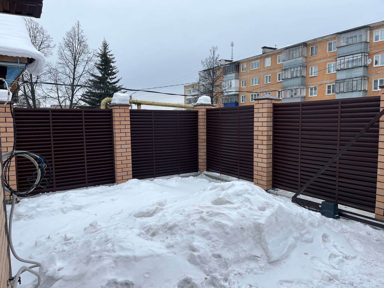 Забор-жалюзи из ламелей ЭКО-Z 87м RAL8017/8017 Шоколад двусторонний МАТТЕ фото 11 в Сыктывкаре