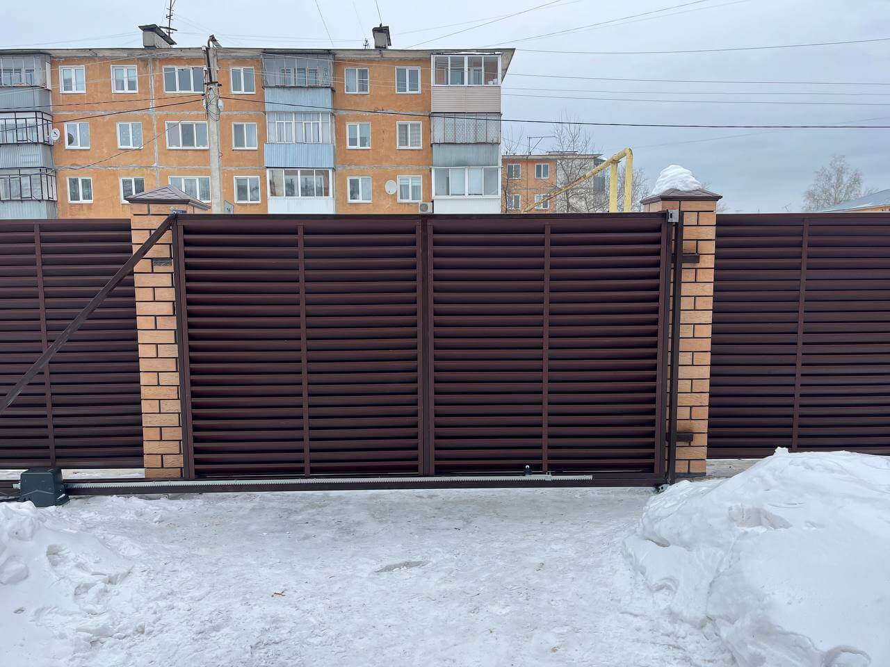 Забор-жалюзи из ламелей ЭКО-Z 87м RAL8017/8017 Шоколад двусторонний МАТТЕ фото 10 в Сыктывкаре
