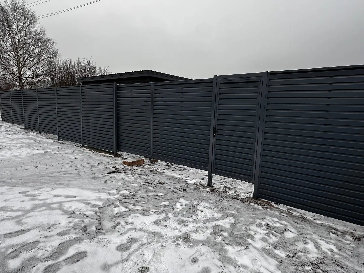 Забор-жалюзи из ламелей Хай-Тек 20м RAL7024/7024 Серый Графит двусторонний МАТТЕ фото 4 в Сыктывкаре