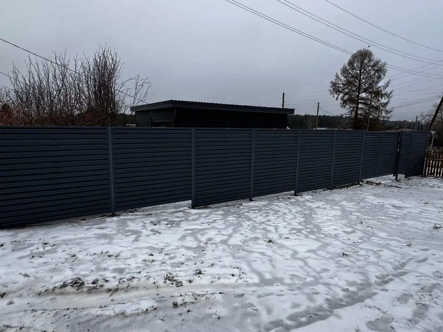 Забор-жалюзи из ламелей Хай-Тек 20м RAL7024/7024 Серый Графит двусторонний МАТТЕ фото 3 в Сыктывкаре
