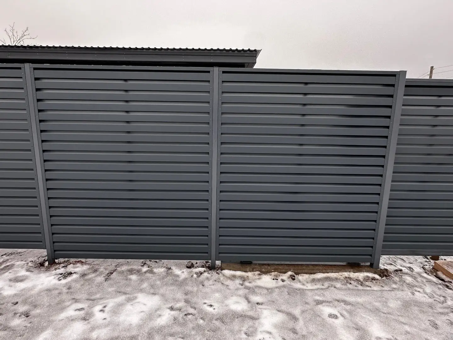 Забор-жалюзи из ламелей Хай-Тек 20м RAL7024/7024 Серый Графит двусторонний МАТТЕ фото 2 в Сыктывкаре