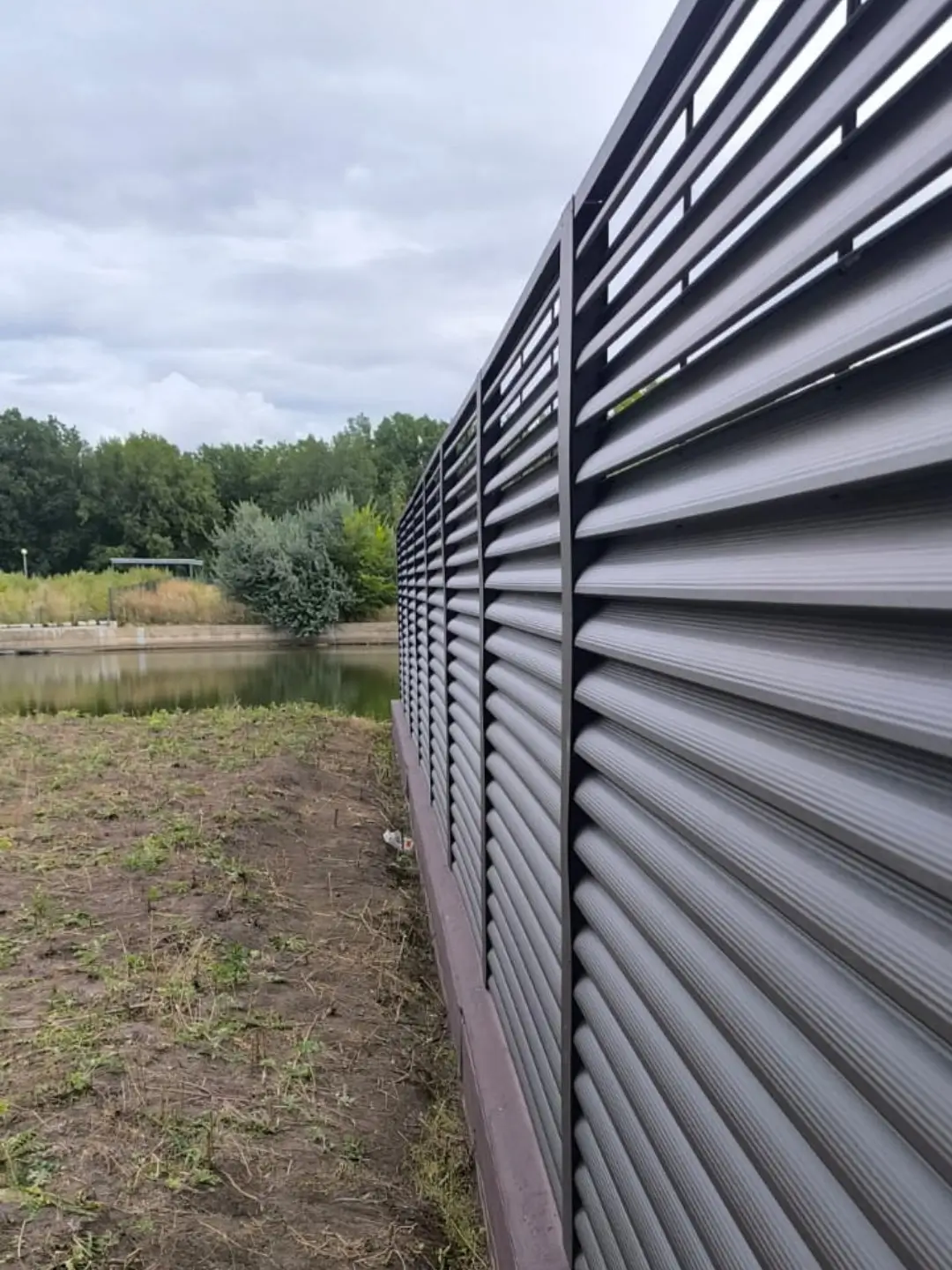 Забор-жалюзи из ламелей еврожалюзи 86м RAL8019/8019 Темный Шоколад двусторонний МАТТЕ фото 7 в Сыктывкаре