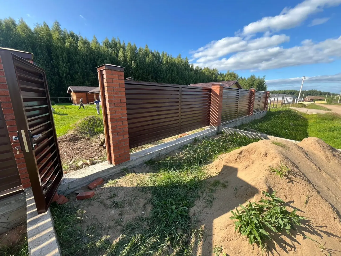 Забор-жалюзи из ламелей Хай-Тек 26м RAL8017/8017 Шоколад двусторонний фото 5 в Сыктывкаре