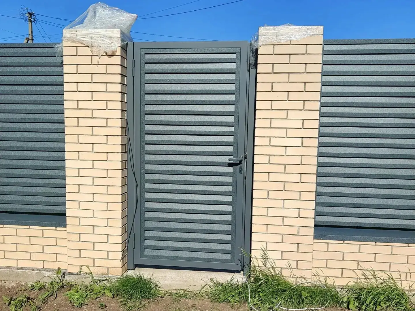 Забор-жалюзи из ламелей Реснички 16м RAL7024 Серый Графит Стальной Бархат фото 2 в Сыктывкаре