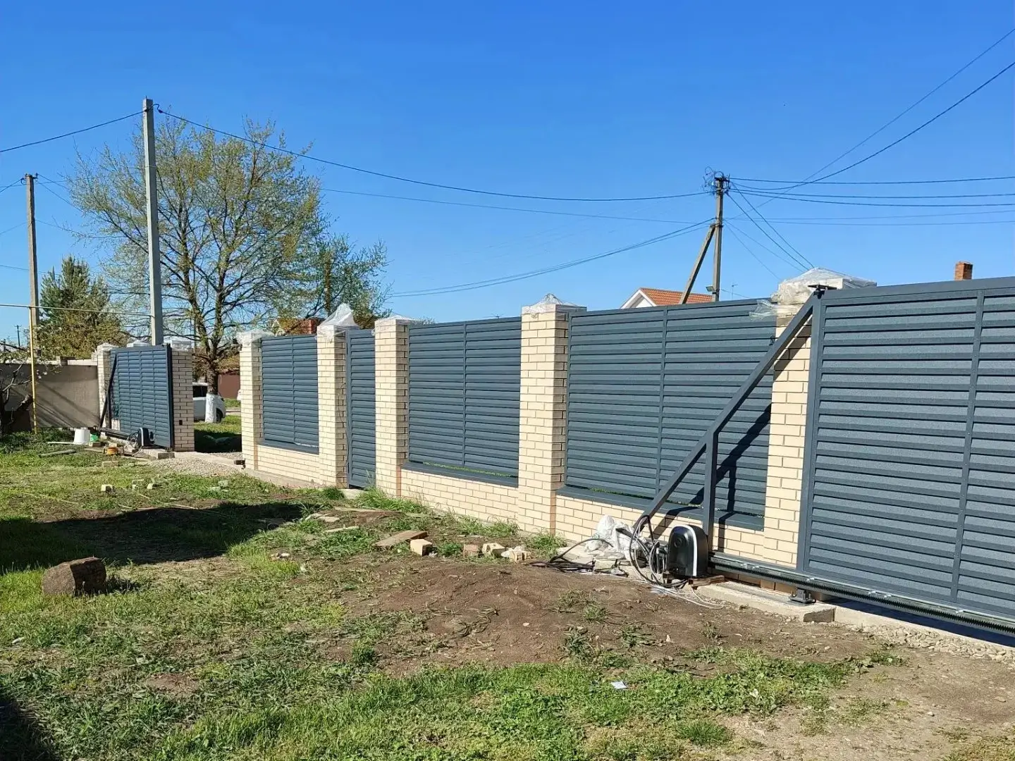 Забор-жалюзи из ламелей Реснички 16м RAL7024 Серый Графит Стальной Бархат фото 1 в Сыктывкаре