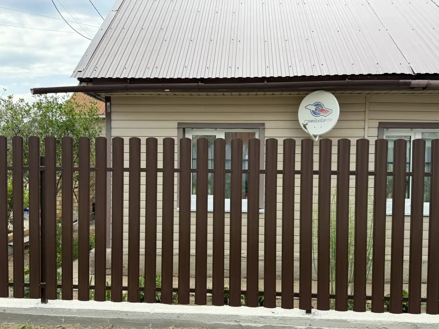 Комбинированный забор из ламелей ЭКО-Z-US и евроштакетника 18м RAL8017 Шоколад МАТТЕ, Полиэстер фото 3 в Сыктывкаре