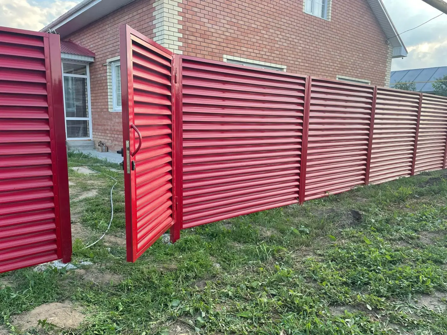 Забор-жалюзи из ламелей Еврожалюзи 24м RAL3003 Рубин фото 6 в Сыктывкаре