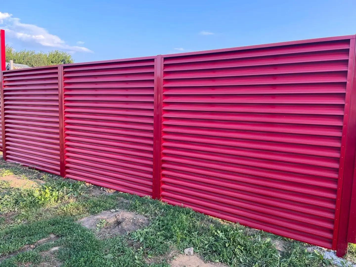 Забор-жалюзи из ламелей Еврожалюзи 24м RAL3003 Рубин фото 2 в Сыктывкаре