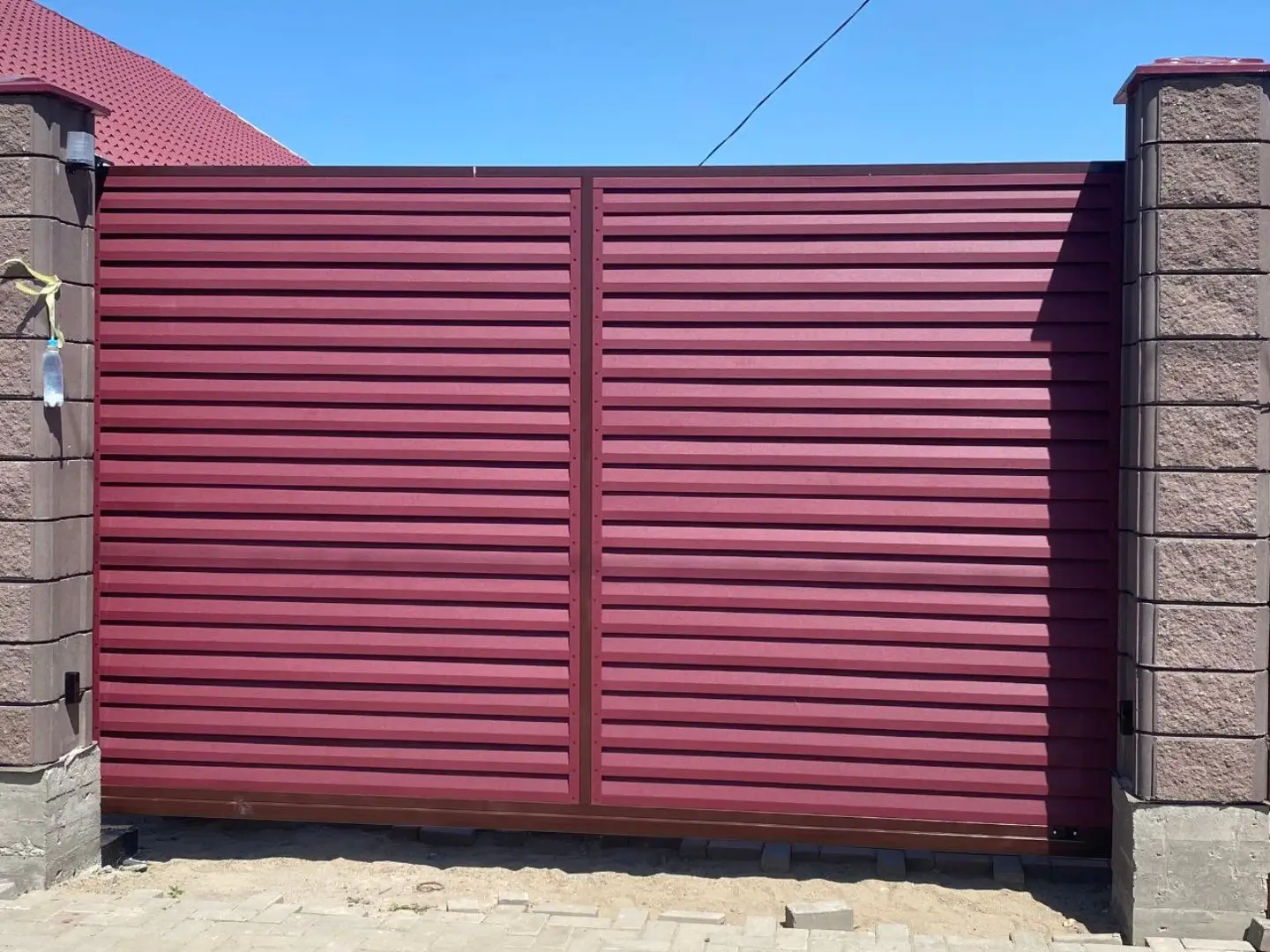 Входная группа из ламелей Реснички RAL3005 Красное Вино Rooftop Бархат фото 1 в Сыктывкаре
