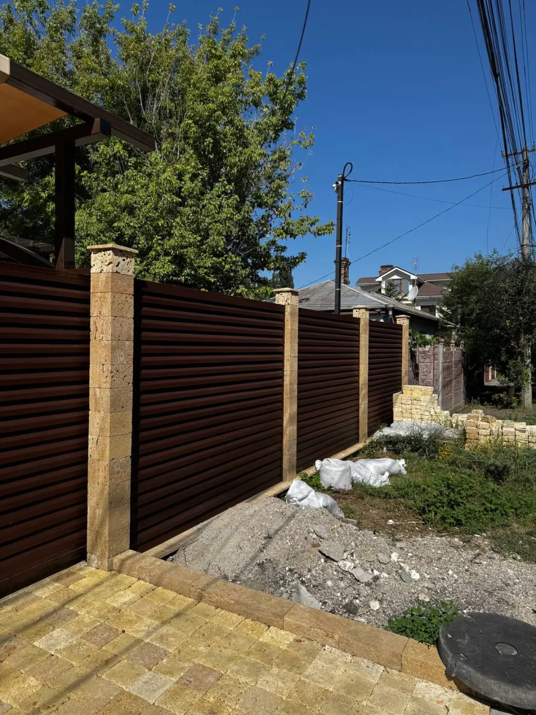Забор-жалюзи из ламелей Реснички 12м RAL8017 Шоколад МАТТЕ фото 6 в Сыктывкаре