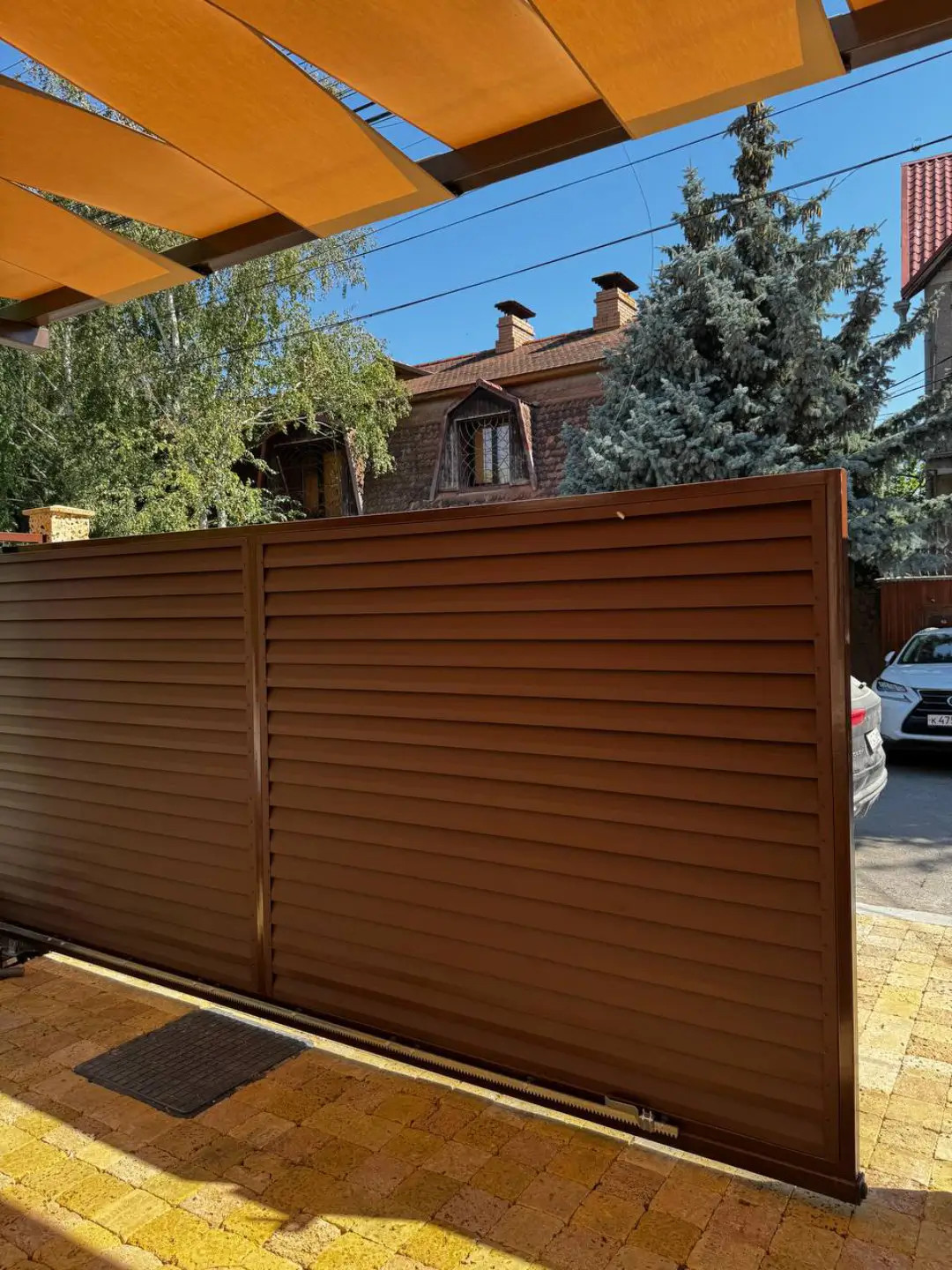 Забор-жалюзи из ламелей Реснички 12м RAL8017 Шоколад МАТТЕ фото 3 в Сыктывкаре
