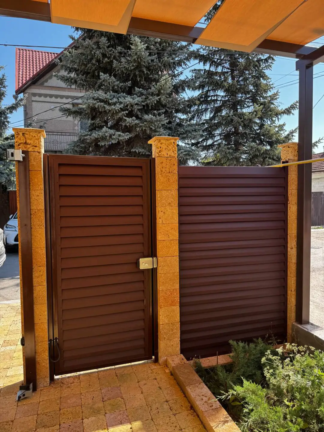 Забор-жалюзи из ламелей Реснички 12м RAL8017 Шоколад МАТТЕ фото 1 в Сыктывкаре